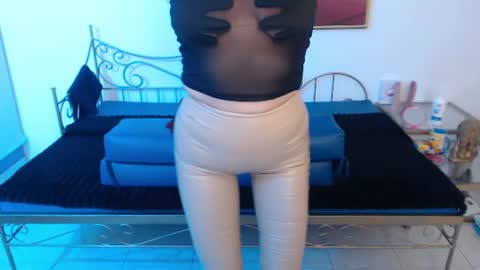 Snapshot of roxanne_vale chatting on 23, 6, 2026 Roxanne online show from 23, 6, 2026