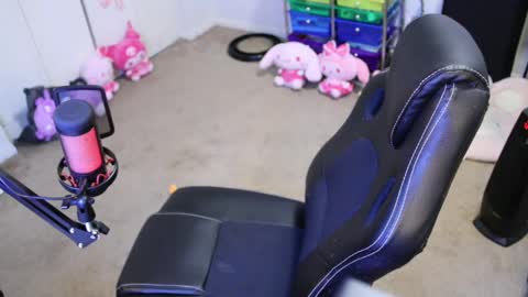 Snapshot of roxiethefox chatting on 4, 10, 2025 roxie online show from 4, 10, 2025