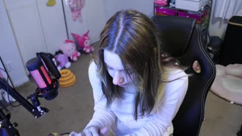 Snapshot of roxiethefox chatting on 8, 10, 2025 roxie online show from 8, 10, 2025