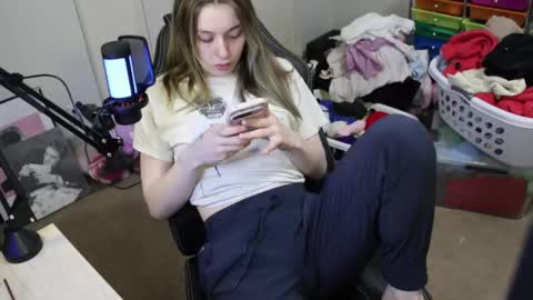 Snapshot of roxiethefox chatting on 9, 11, 2025 roxie online show from 9, 11, 2025