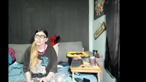 roxihazeleyes online show from 13, 4, 2026