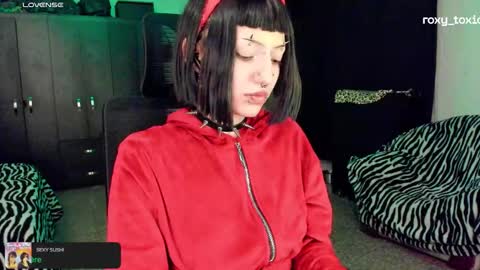 Snapshot of roxy_toxic chatting on 23, 10, 2025 Roxy Independient model Help me to reach 50 thumbs up online show from 23, 10, 2025