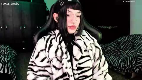 Snapshot of roxy_toxic chatting on 13, 11, 2025 Roxy Independient model Help me to reach 50 thumbs up online show from 13, 11, 2025