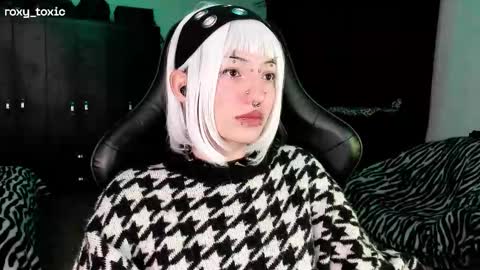 Snapshot of roxy_toxic chatting on 19, 11, 2025 Roxy Independient model Help me to reach 50 thumbs up online show from 19, 11, 2025
