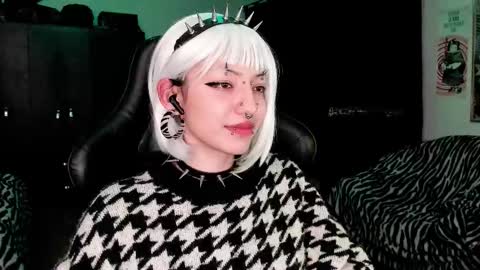 Roxy Independient model Help me to reach 50 thumbs up online show from 10, 1, 2026