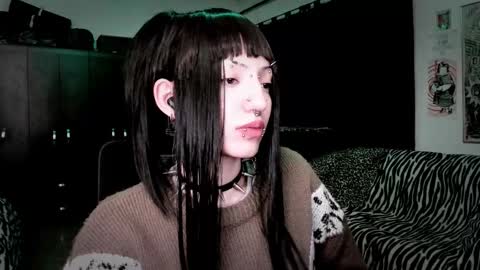 Roxy Independient model Help me to reach 50 thumbs up online show from 3, 3, 2026