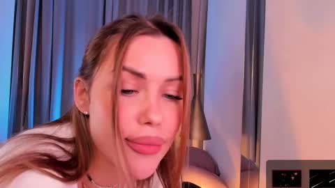 Roxy follow me online show from 6, 3, 2025