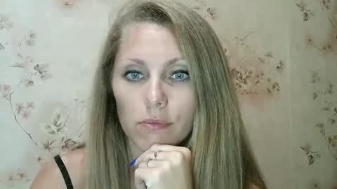 Snapshot of roxyfox18x01 chatting on 19, 9, 2025 roxyfox18x01 online show from 19, 9, 2025