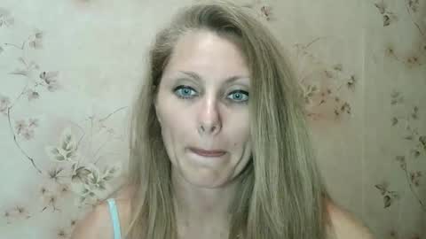 Snapshot of roxyfox18x01 chatting on 21, 9, 2025 roxyfox18x01 online show from 21, 9, 2025