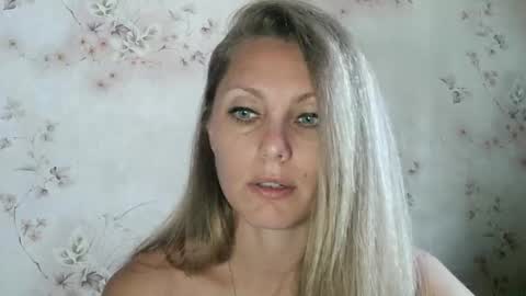 Snapshot of roxyfox18x01 chatting on 26, 9, 2025 roxyfox18x01 online show from 26, 9, 2025