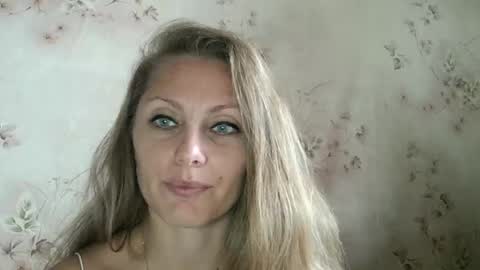 Snapshot of roxyfox18x01 chatting on 2, 10, 2025 roxyfox18x01 online show from 2, 10, 2025