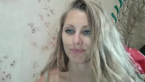 Snapshot of roxyfox18x01 chatting on 4, 10, 2025 roxyfox18x01 online show from 4, 10, 2025