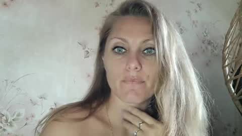 Snapshot of roxyfox18x01 chatting on 6, 10, 2025 roxyfox18x01 online show from 6, 10, 2025