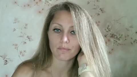 Snapshot of roxyfox18x01 chatting on 7, 10, 2025 roxyfox18x01 online show from 7, 10, 2025