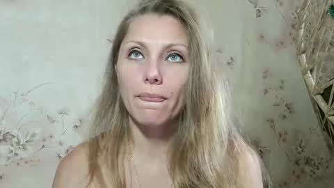 Snapshot of roxyfox18x01 chatting on 13, 10, 2025 roxyfox18x01 online show from 13, 10, 2025