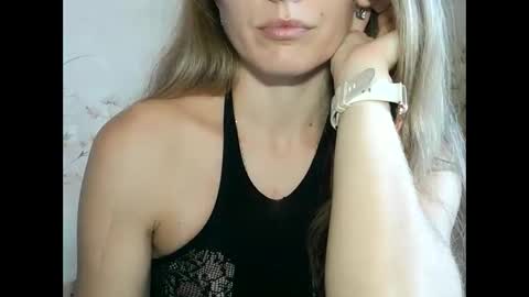 Snapshot of roxyfox18x01 chatting on 20, 10, 2025 roxyfox18x01 online show from 20, 10, 2025