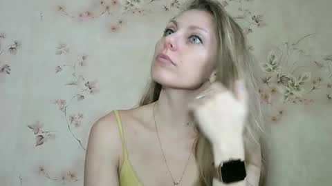 Snapshot of roxyfox18x01 chatting on 2, 12, 2025 roxyfox18x01 online show from 2, 12, 2025