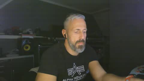 Snapshot of ruffi77 chatting on 6, 1, 2025 Chico que rico Caliente online show from 6, 1, 2025