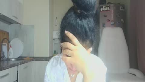 Snapshot of safari_xx chatting on 29, 10, 2025 Queen online show from 29, 10, 2025