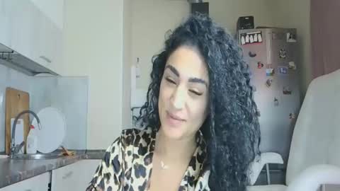 Snapshot of safari_xx chatting on 2, 11, 2025 Queen online show from 2, 11, 2025