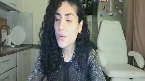 Snapshot of safari_xx chatting on 25, 11, 2025 Queen online show from 25, 11, 2025