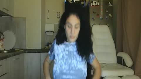 Snapshot of safari_xx chatting on 29, 11, 2025 Queen online show from 29, 11, 2025