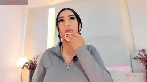 Snapshot of salomebell chatting on 28, 10, 2025 online show from 28, 10, 2025