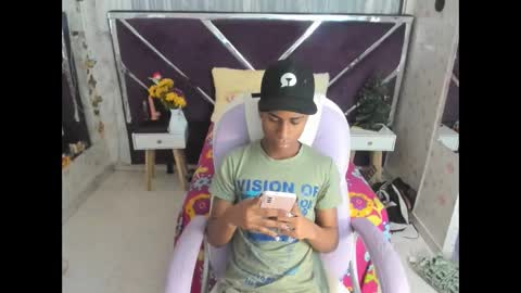 Snapshot of santy_bigcock_01 chatting on 18, 11, 2025 santy online show from 18, 11, 2025