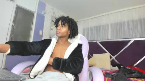 Snapshot of santy_bigcock_01 chatting on 15, 12, 2025 santy online show from 15, 12, 2025