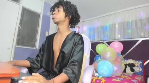 Snapshot of santy_bigcock_01 chatting on 17, 12, 2025 santy online show from 17, 12, 2025