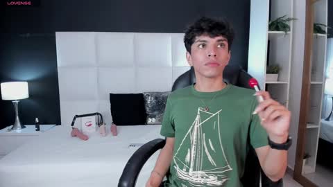 Snapshot of santy_carrington chatting on 6, 12, 2024 Santiago Carrington online show from 6, 12, 2024