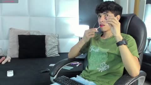 Snapshot of santy_carrington chatting on 9, 12, 2024 Santiago Carrington online show from 9, 12, 2024