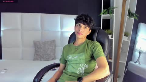 Snapshot of santy_carrington chatting on 19, 12, 2024 Santiago Carrington online show from 19, 12, 2024