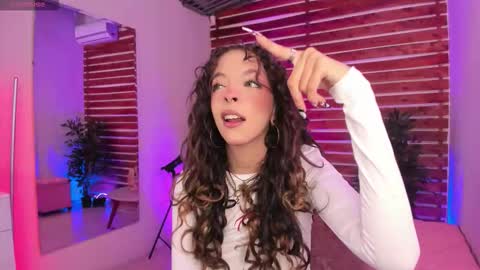 Snapshot of sapphire_venus chatting on 5, 11, 2025 Valerin online show from 5, 11, 2025