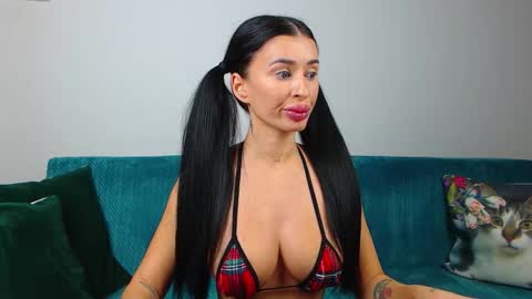Snapshot of sara_daisy chatting on 10, 10, 2025 Im Sara I am happy to be here online show from 10, 10, 2025