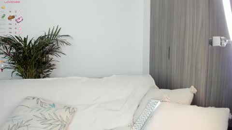 Snapshot of sara_kim_ chatting on 23, 12, 2024 Sara new account give me thomb up Follow me help me reach 15k followers again online show from 23, 12, 2024