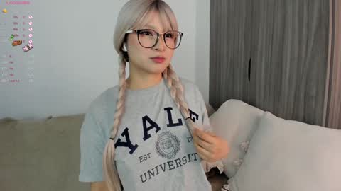 Snapshot of sara_kim_ chatting on 15, 1, 2025 Sara new account give me thomb up Follow me help me reach 15k followers again online show from 15, 1, 2025