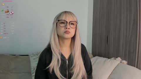 Snapshot of sara_kim_ chatting on 16, 1, 2025 Sara new account give me thomb up Follow me help me reach 15k followers again online show from 16, 1, 2025