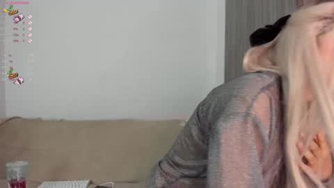 Snapshot of sara_kim_ chatting on 25, 1, 2025 Sara new account give me thomb up Follow me help me reach 15k followers again online show from 25, 1, 2025