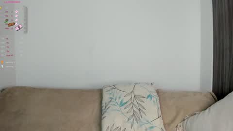 Snapshot of sara_kim_ chatting on 27, 1, 2025 Sara new account give me thomb up Follow me help me reach 15k followers again online show from 27, 1, 2025