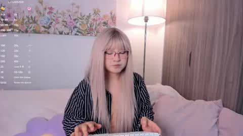 Snapshot of sara_kim_ chatting on 13, 9, 2025 Sara new account give me thomb up Follow me help me reach 15k followers again online show from 13, 9, 2025