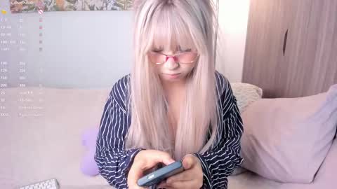 Snapshot of sara_kim_ chatting on 18, 9, 2025 Sara new account give me thomb up Follow me help me reach 15k followers again online show from 18, 9, 2025