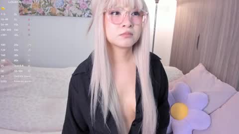 Snapshot of sara_kim_ chatting on 23, 9, 2025 Sara new account give me thomb up Follow me help me reach 15k followers again online show from 23, 9, 2025