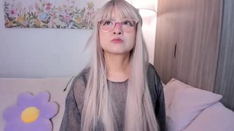 Snapshot of sara_kim_ chatting on 25, 9, 2025 Sara new account give me thomb up Follow me help me reach 15k followers again online show from 25, 9, 2025