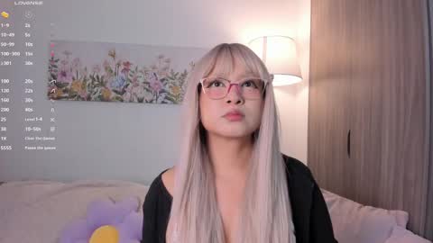 Snapshot of sara_kim_ chatting on 1, 10, 2025 Sara new account give me thomb up Follow me help me reach 15k followers again online show from 1, 10, 2025