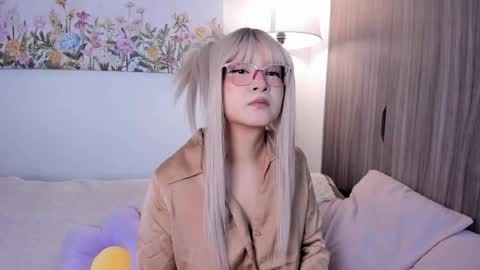 Snapshot of sara_kim_ chatting on 12, 10, 2025 Sara new account give me thomb up Follow me help me reach 15k followers again online show from 12, 10, 2025