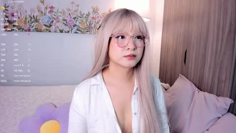 Snapshot of sara_kim_ chatting on 26, 10, 2025 Sara new account give me thomb up Follow me help me reach 15k followers again online show from 26, 10, 2025