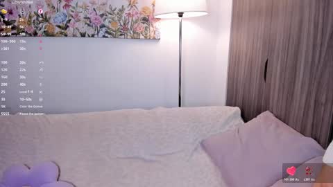 Snapshot of sara_kim_ chatting on 9, 11, 2025 Sara new account give me thomb up Follow me help me reach 15k followers again online show from 9, 11, 2025