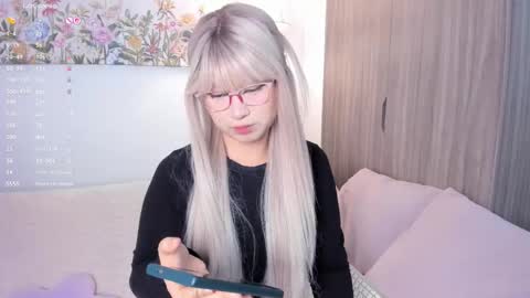 Snapshot of sara_kim_ chatting on 22, 11, 2025 Sara new account give me thomb up Follow me help me reach 15k followers again online show from 22, 11, 2025