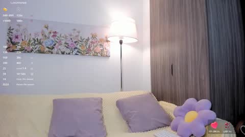 Snapshot of sara_kim_ chatting on 28, 11, 2025 Sara new account give me thomb up Follow me help me reach 15k followers again online show from 28, 11, 2025